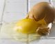 ¿Sabes qué pasa realmente si comes huevo crudo?