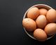 ¿Debes o no refrigerar los huevos? Esto es lo que necesitas saber 