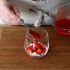 Añadir la pasta de fresas