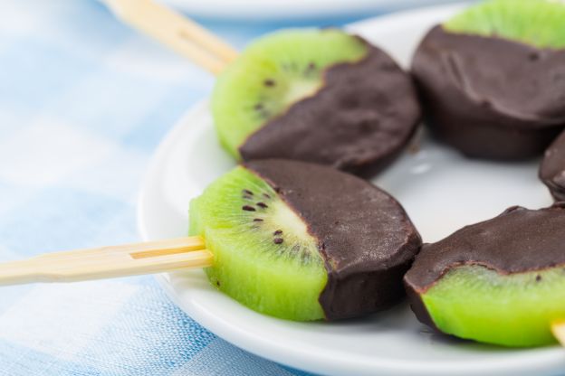Paletas de chocolate y kiwi