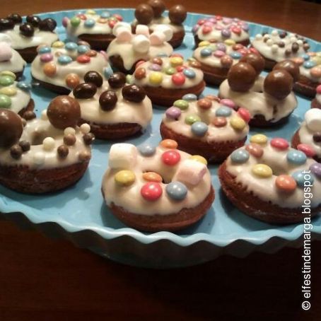Minidonuts de chocolate con glasa blanca