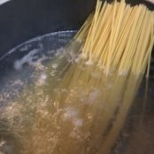 Espaguetis con huevos de mújol y nueces - Paso 1