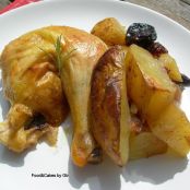 Pollo al horno con patatas, manzanas y ciruelas