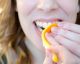 7 Alimentos que blanquean los dientes de manera natural