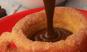 Taza de churro rellena de chocolate, el mejor desayuno del mundo