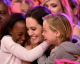 Angelina Jolie da a sus hijas una poderosa lección de vida