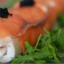 Así es como se prepara el famoso sushi tramposo de salmón