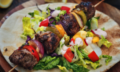 Kebab de ternera con verduras asadas