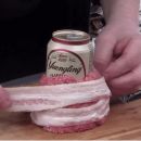 Enrolla carne y bacon alrededor de una lata de cerveza, el resultado te dejará con la boca abierta