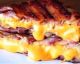 Irresistible sándwich de queso envuelto en bacon