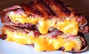 Irresistible sándwich de queso envuelto en bacon