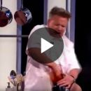 El famoso chef Gordon Ramsay se cortó los dedos EN PLENO DIRECTO