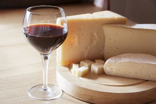 Descubre cuál es el vino ideal para cada botella de queso