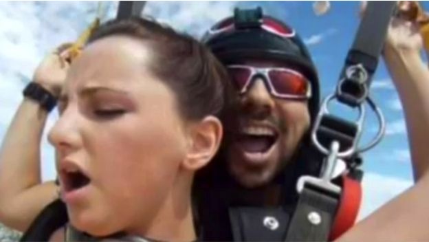 SESSO mentre fanno Skydiving: la gravità CONTA