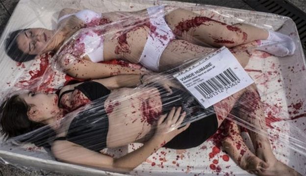 Mulhers queimadas com fero em brasa em paris