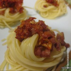 Espaguetis al pesto rojo