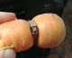 Mujer pierde su anillo de bodas y 13 años después lo encuentra en un lugar que nunca habría imaginado