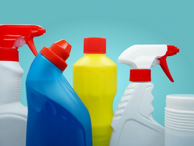 Guardar los productos de limpieza cerca de tus alimentos