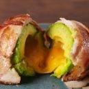 Aguacate relleno con huevo y envuelto en tocino: ¡el desayuno más delicioso del mundo!