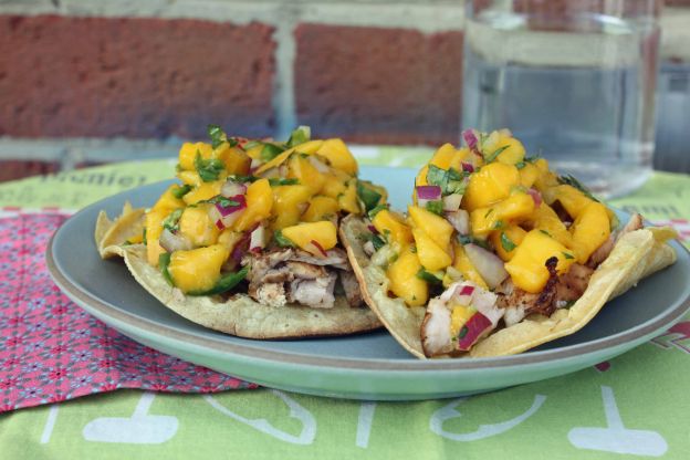 Tacos de pollo asado y mango