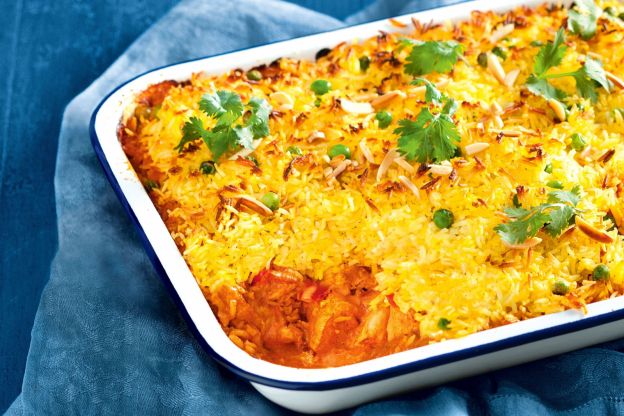 Delicioso pastel de arroz con pollo con vegetales asados
