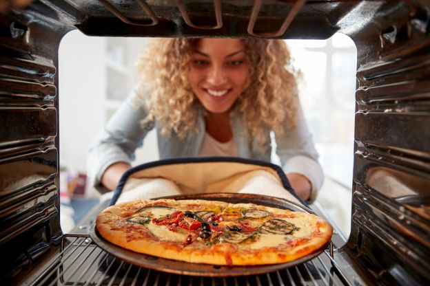 Sacar cosas del horno con un trapo mojado