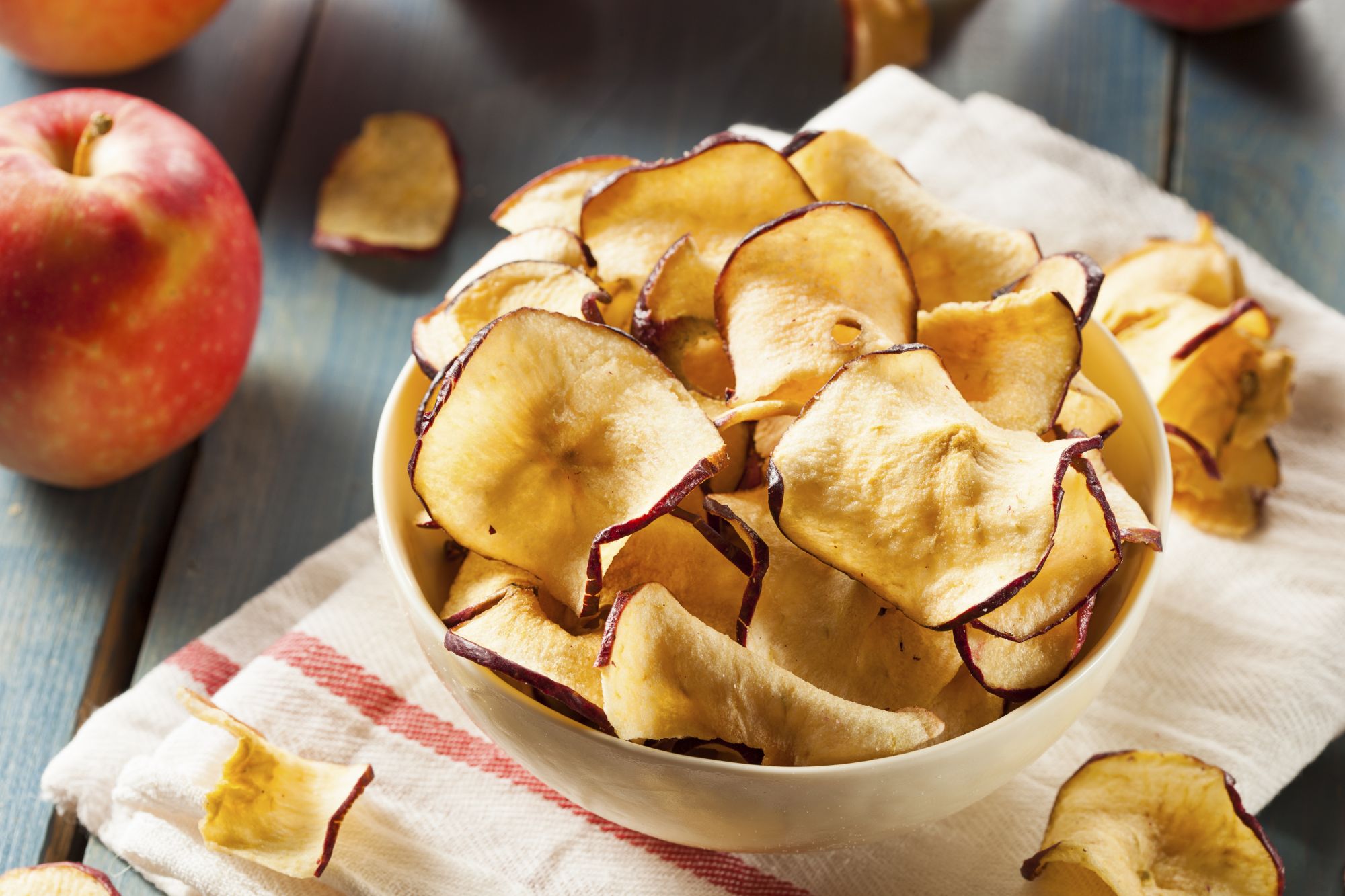 Сравни условия засушивания яблок на разных подносах. Фрипсы. Фруктовые чипсы. Фруктовые чипсы яблоко. Яблоко сушёное.