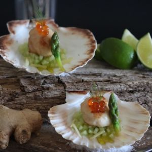 Vieiras a la plancha con pepino, huevas de salmón y aceite de jengibre