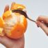 Pelar una naranja con una cuchara