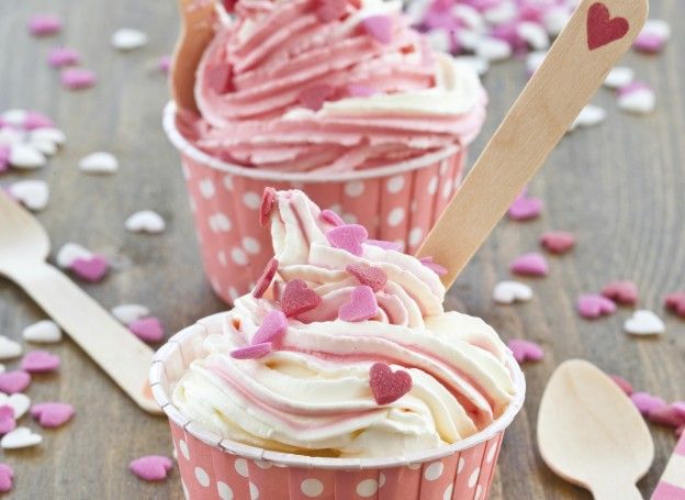 Vasitos de yogur helado con vainilla y fresa