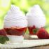 Vasitos de yogur helado con coulis de fresas