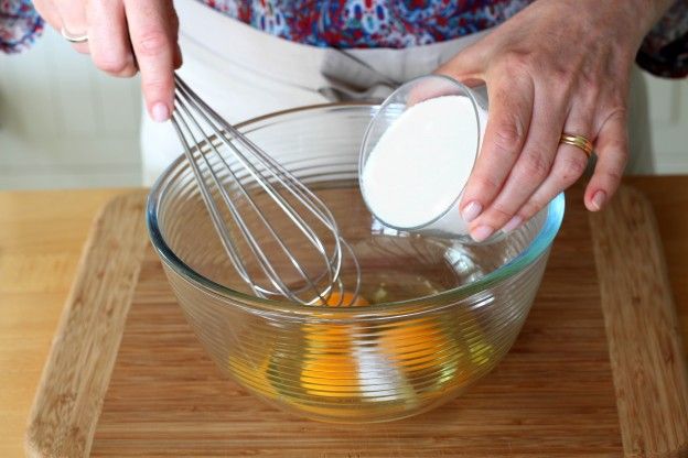 1. Mezclamos los huevos con el azúcar