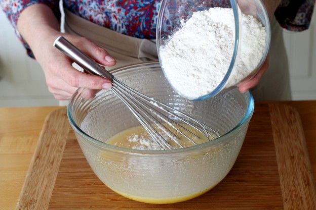 3. Añadimos la harina y la levadura