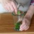 Echar las hojas de menta en los vasos