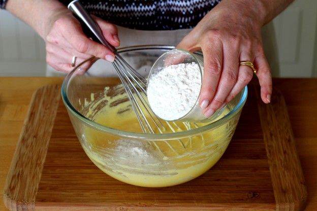 Añade la harina y la mantequilla derretida