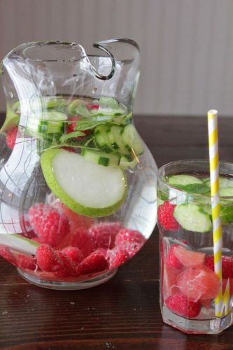 Agua con frambuesas y pepino