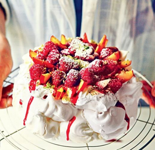 Pavlova de frambuesas, melocotón y fruta de la pasión