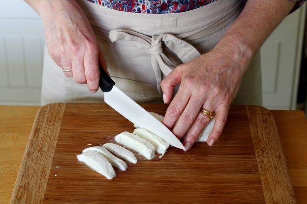 1. Cortamos la mozzarella
