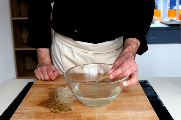 1. Metemos las hojas de gelatina en agua fría