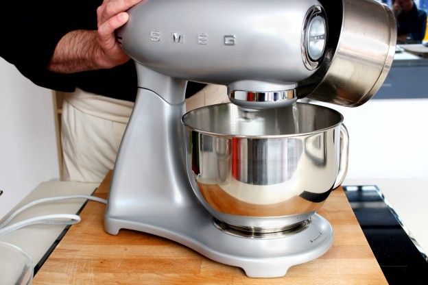 7. Ponemos el sirope en las claras de huevo