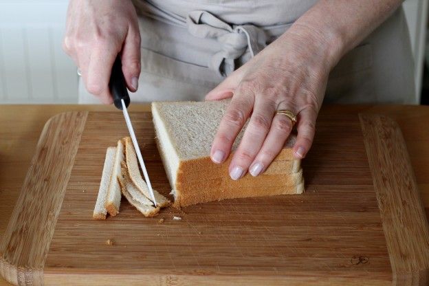 Quita los bordes del pan