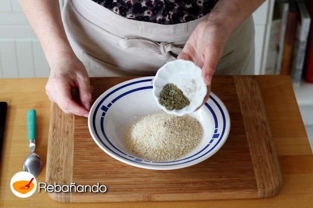 Colocar harina en un plato hondo