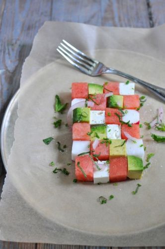 Ensalada de sandía, rabanitos y aguacate