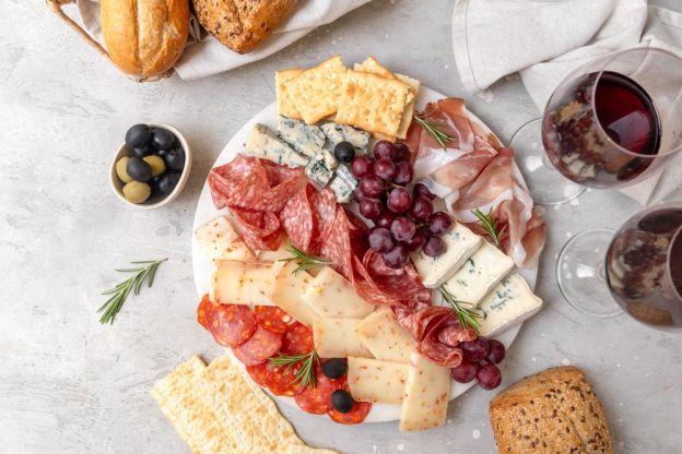 Plato de carnes frías y queso