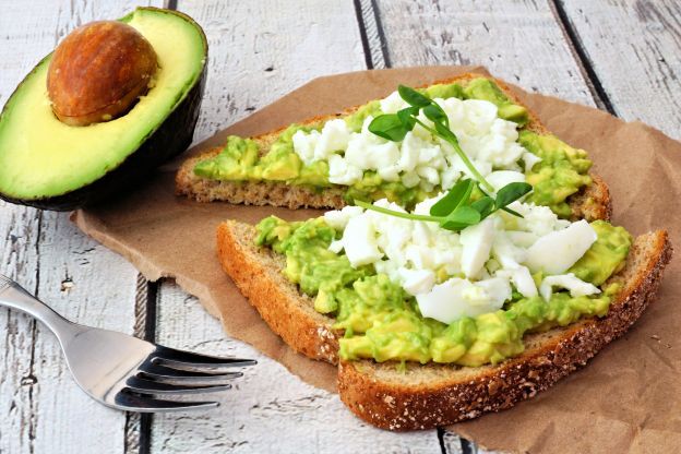 Tostadas de aguacate con huevo