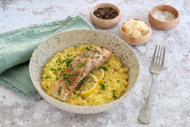 Risotto con salmón fresco
