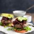 HAMBURGUESAS PALEO CON AGUACATE Y CEBOLLA CARAMELIZADA