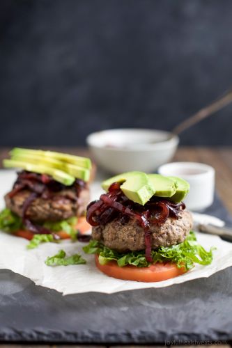 HAMBURGUESAS PALEO CON AGUACATE Y CEBOLLA CARAMELIZADA
