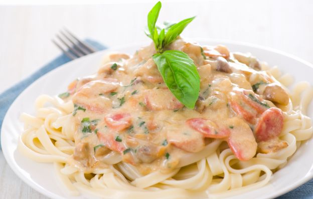 Pasta con nata y salchicha