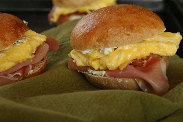 Sándwich de huevo con queso de cabra, cebolleta y prosciutto